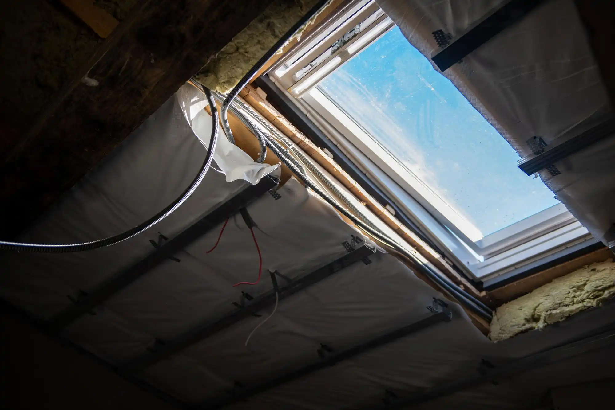 Installation de fenêtre de toit Velux dans le canton de Genève