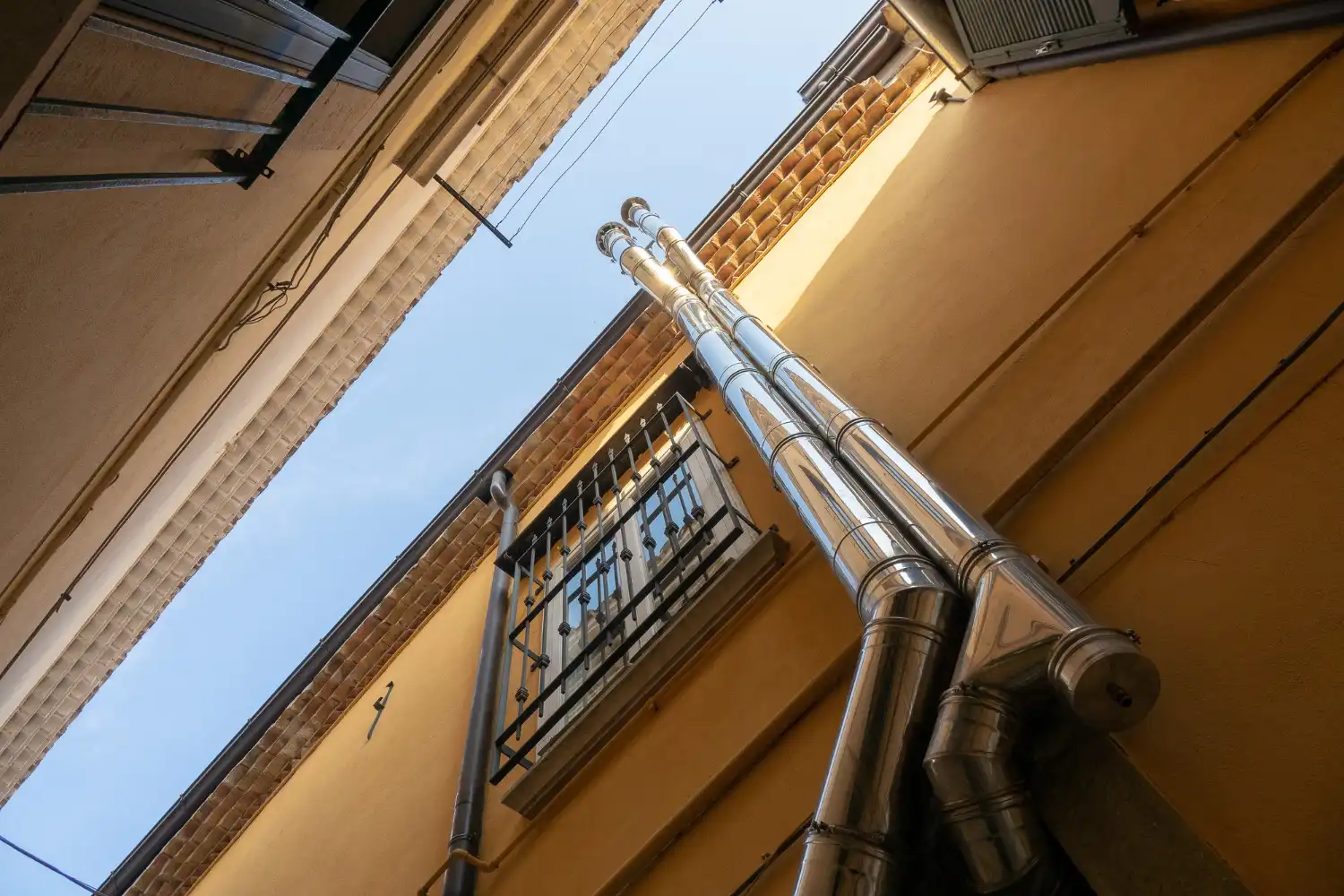 Pose de gouttières en zinc sur une toiture dans le canton de Genève